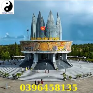 Đài tưởng niệm Trà Cổ với kiến trúc độc đáo, biểu tượng của vùng đất địa đầu Tổ quốc.