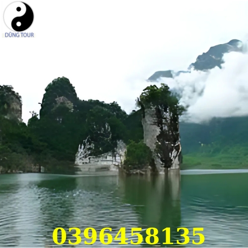 Phong cảnh Na Hang Tuyên Quang với hồ nước xanh biếc và những ngọn núi đá vôi hùng vĩ.