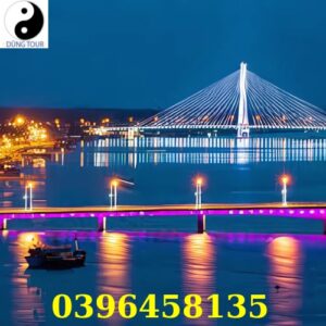 Cầu Nhật Lệ lung linh về đêm tại Quảng Bình, Việt Nam.
