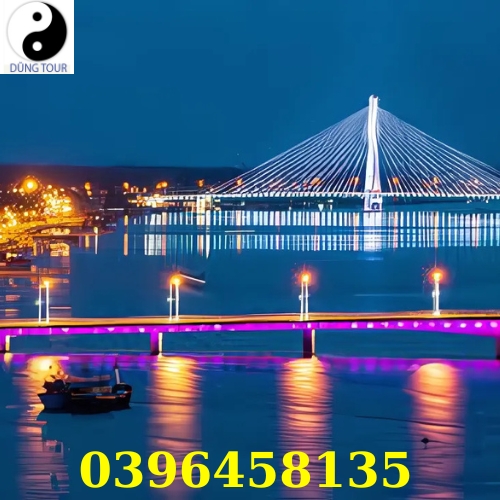 Cầu Nhật Lệ lung linh về đêm tại Quảng Bình, Việt Nam.