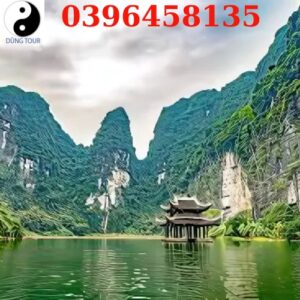 Phong cảnh Tràng An Ninh Bình với chùa cổ kính giữa hồ nước trong xanh và núi đá vôi hùng vĩ.