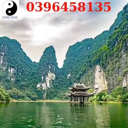 Phong cảnh Tràng An Ninh Bình với chùa cổ kính giữa hồ nước trong xanh và núi đá vôi hùng vĩ.